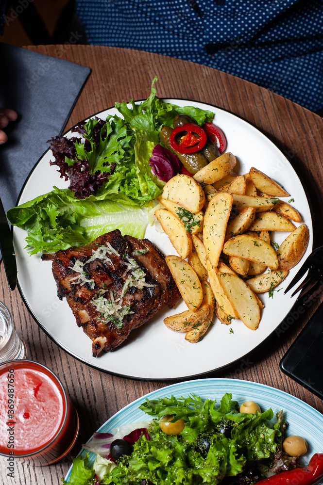 pork ribs, fried potatoes, salad mix
pork ribs, fried potatoes, salad mix