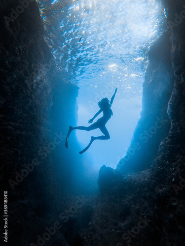 Contraluz dentro de una cueva en Menorca