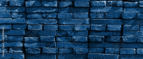 Backsteinwand in der Farbe des Jahres 2020 Classic Blue