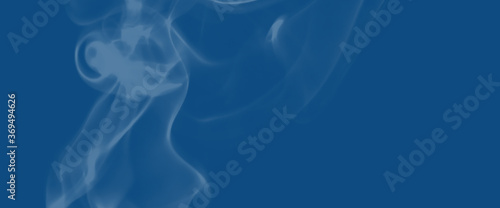 Hintergrund in Classic blue - Farbe des Jahres 2020 - mit Rauch