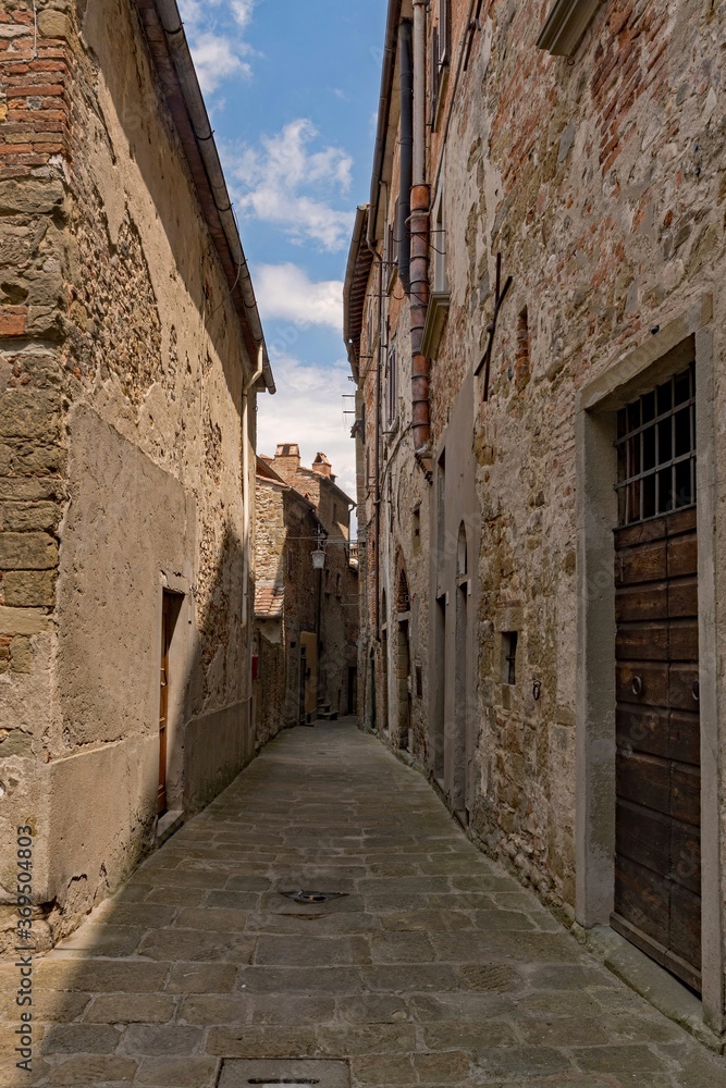Verlassene Straße in der Altstadt von Anghiari in der Toskana in Italien 
