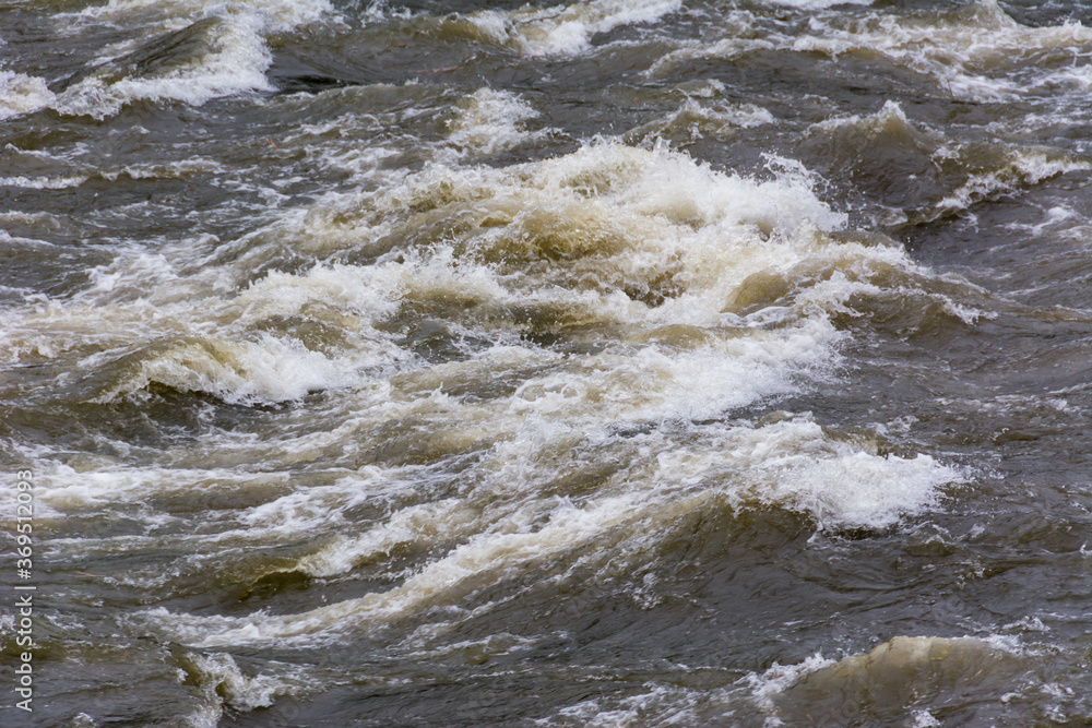 Obraz premium 増水して激しく流れる川