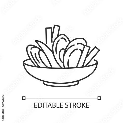 Moules frites pixel perfect linear icon. Traditional mussels and chips. French national meal. Thin line customizable illustration. Contour symbol. Vector isolated outline drawing. Editable stroke