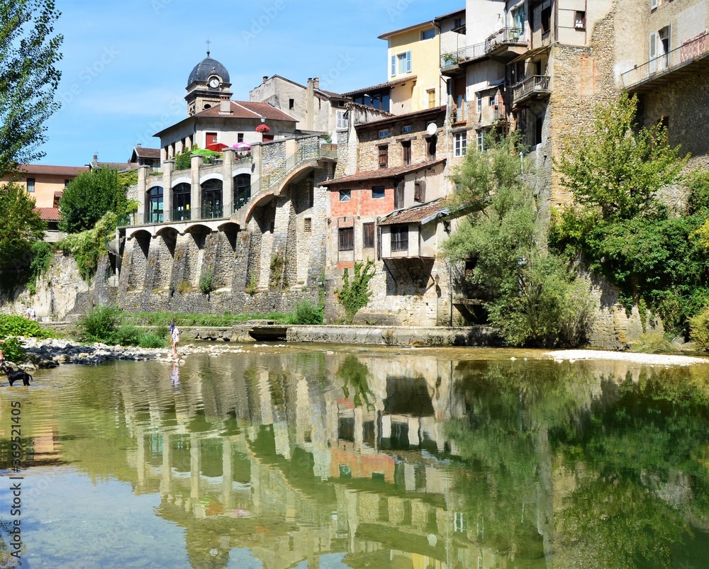 Maisons suspendues du magnifique village de Pont-en-Royans au pied du Vercors en Isère