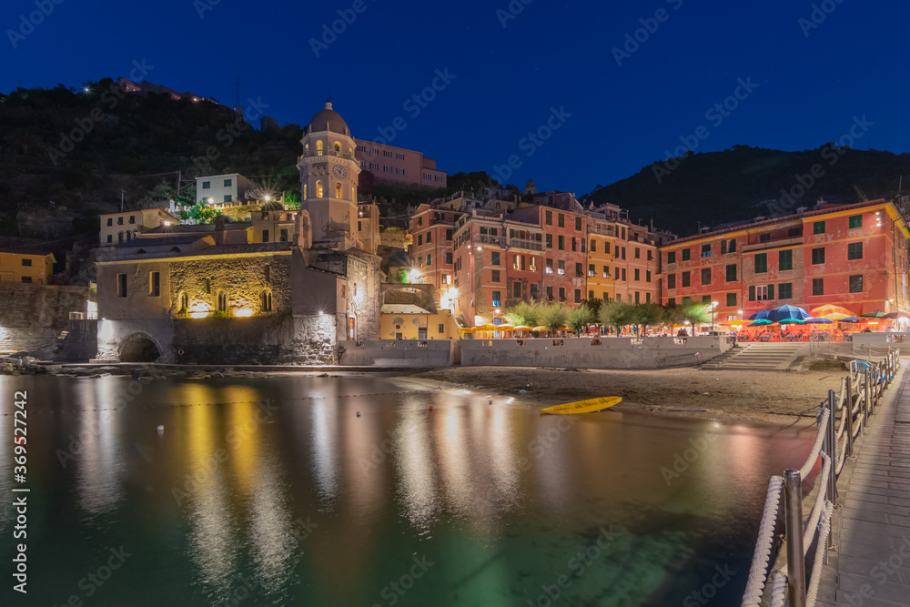 Port de Vernazza de nuit, village des Cinque terre inscrit au patrimoine mondial de l'Unesco. Village coloré d'Italie.