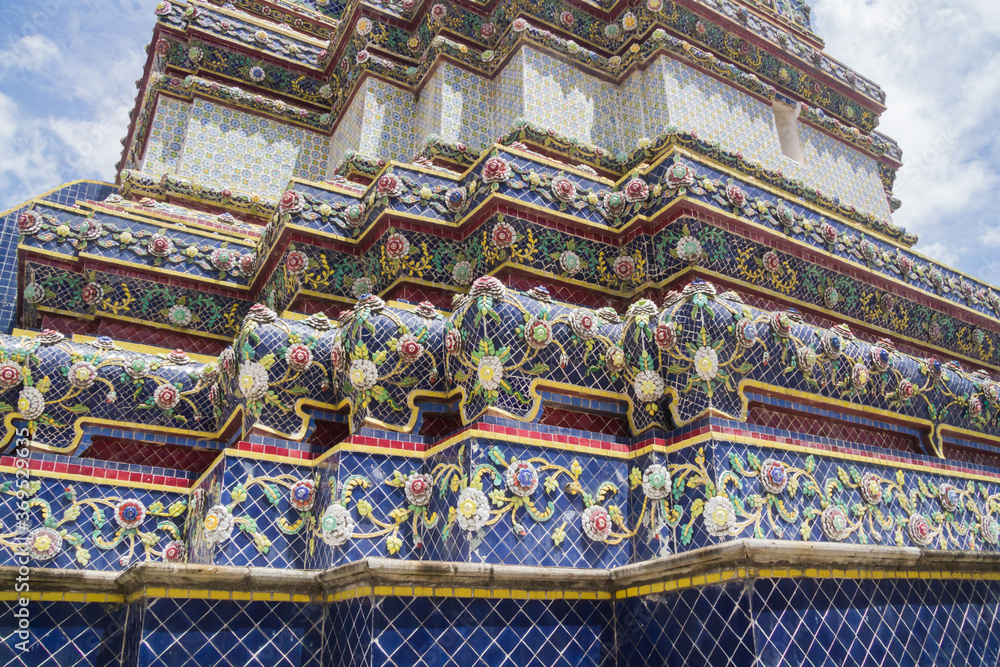 Obraz premium Closeup of mosaic pattern detail of a buddhist temple in Wat Pho complex in the Phra Nakhon district in Bangkok, Thailand