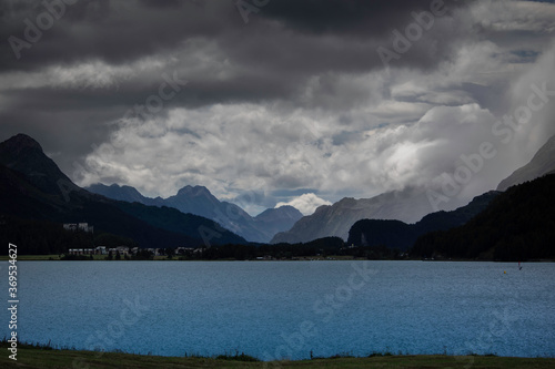 Vallata con lago