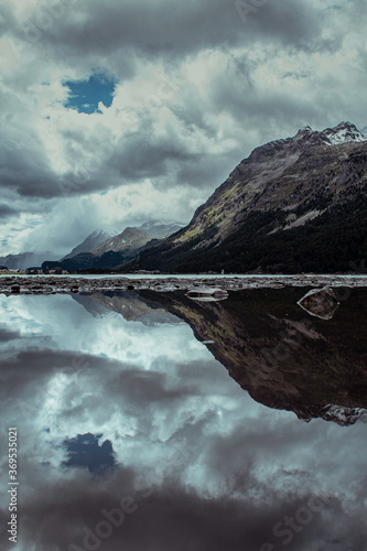 Montagna specchiata nel lago