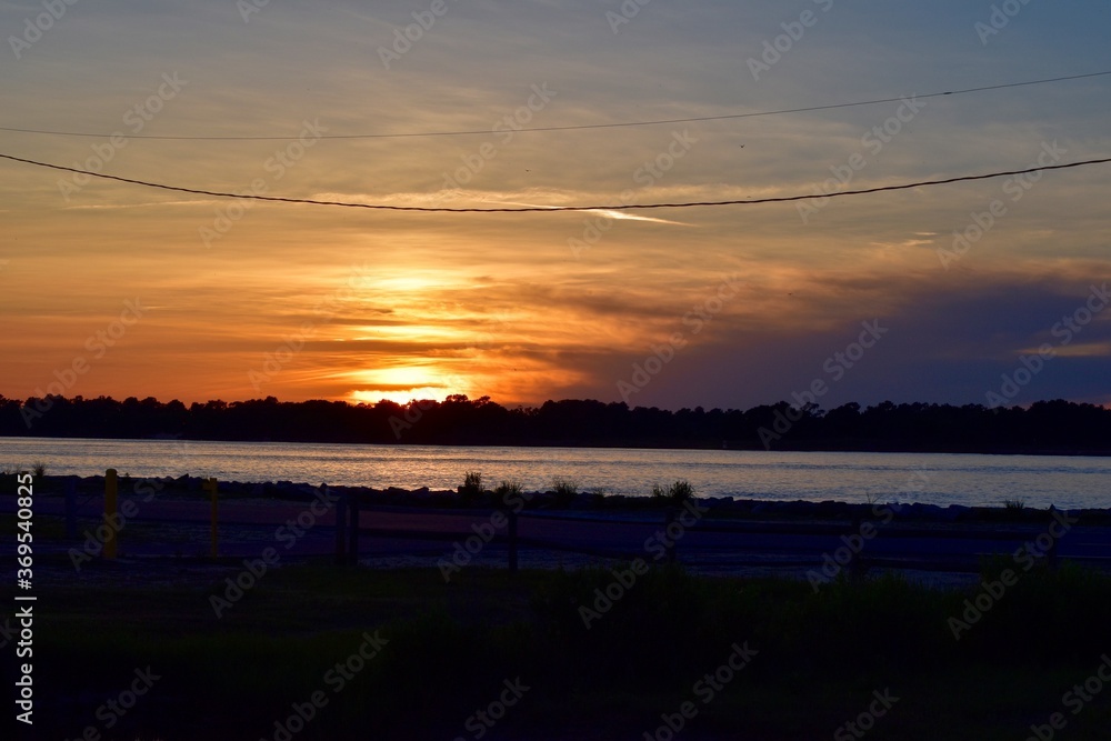 Obraz premium sunset over the lake