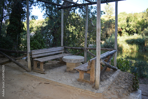 Asentamiento merendero de madera junto a un lago,Sevilla,españa