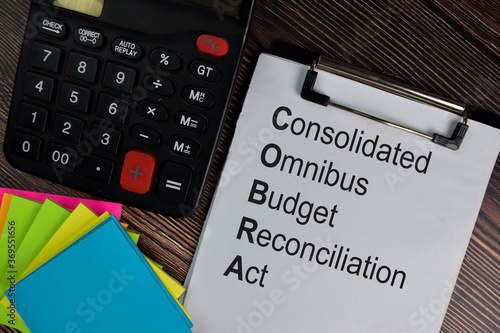 Fotografia COBRA - Consolidated Omnibus Budget Reconciliation Act write on paperwork isolated on office desk