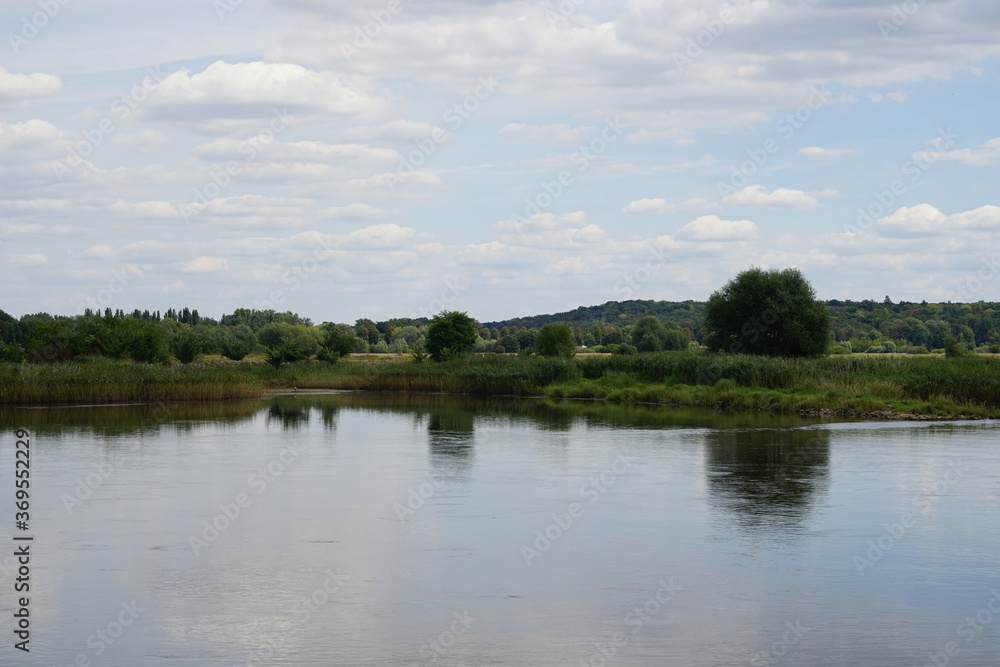 Flusslandschaft der Oder an der Grenze zwischen Deutschland und Polen bei Frankfurt (Oder) und Słubice