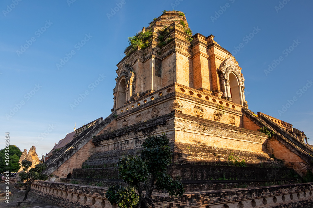Naklejka premium Wat Chedi Luang in Chiang Mai, Thailand