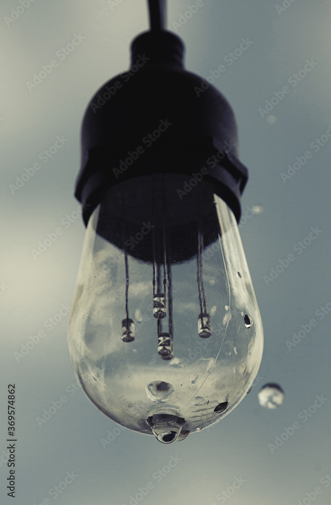 Fototapeta Rain drops on light bulb