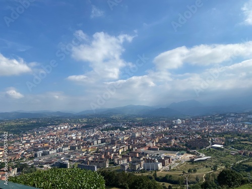 Fototapeta Naklejka Na Ścianę i Meble -  Vista de la ciudad de Oviedo desde el monte Naranjo