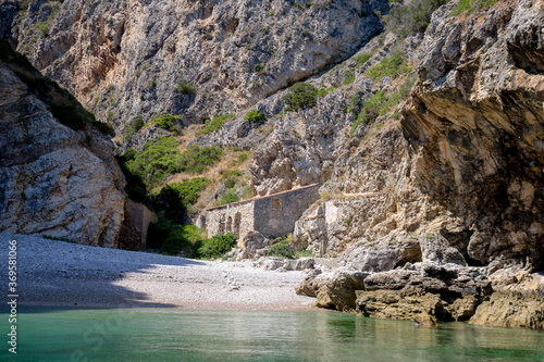 Praia selvagem da  baleia,  perto de Sesimbra, Portugal.