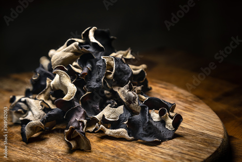 Canvas Print Close up of dry black sliced mushroom on wooden background
