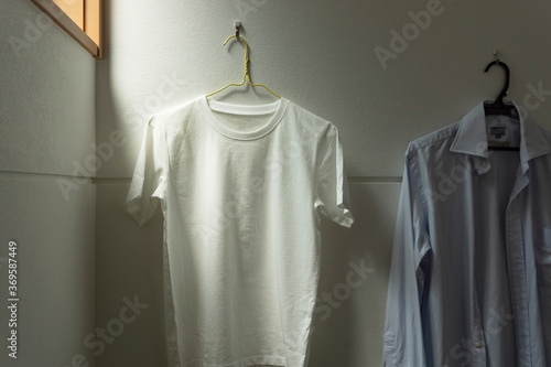 One white T-shirt hung in the room.  Room, living room, room drying, laundry, etc.. 部屋にかけられた一枚の白いtシャツ。部屋、リビング、部屋干し、洗濯など photo