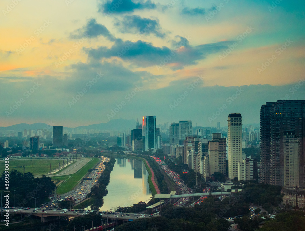Obraz premium sunset over the city of sao paulo