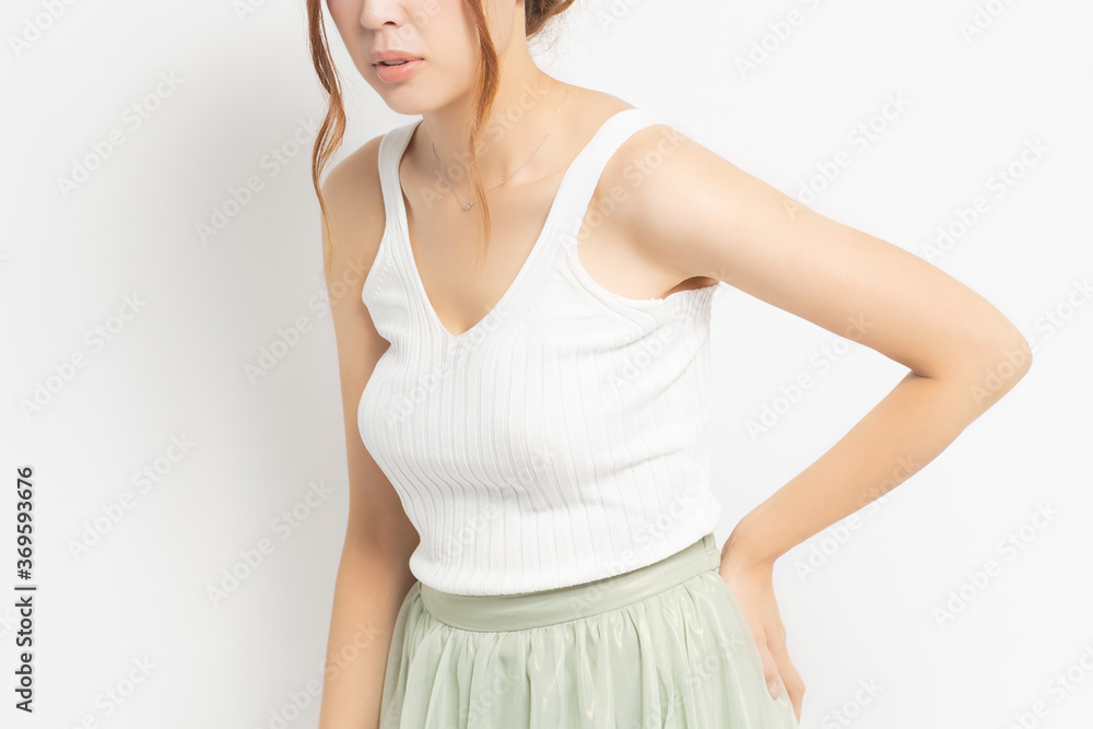 腰に手を当てる若い女性