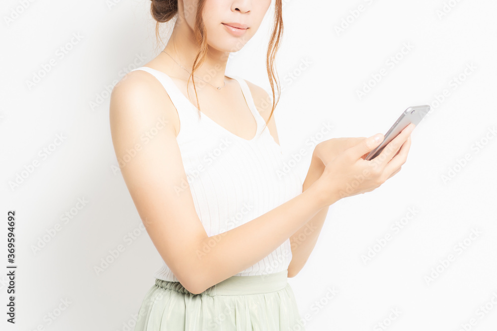 スマホを持つ若い女性 スマホを持つ若い女性