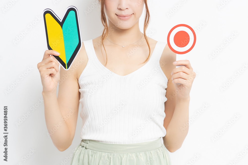 初心者マークを持つ若い女性