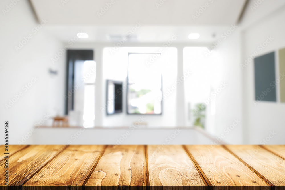 Obraz premium Empty wooden desk space and blurry background of home window for product display montage.