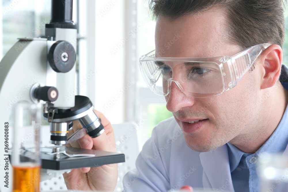 A young scientist, she looks through the camera to see the details and Experiments with chemicals in the laboratory to create a vaccine for the treatment of diseases. A young scientist, she looks through the camera to see the details and Experiments with chemicals in the laboratory to create a vaccine for the treatment of diseases.