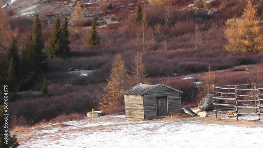 Wooden charnelhouse in Kuujjuaq's cimetery in Nunavik Stock ビデオ