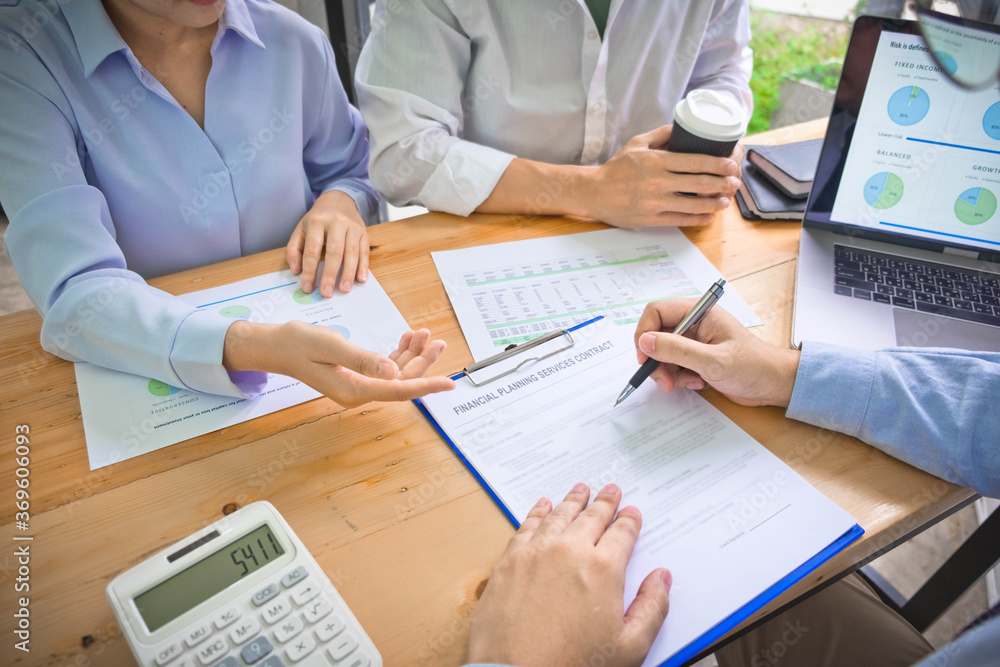 The businessman expressed his thoughts on investment plans and financing for the purchase of assets and real estate. The businessman expressed his thoughts on investment plans and financing for the purchase of assets and real estate.