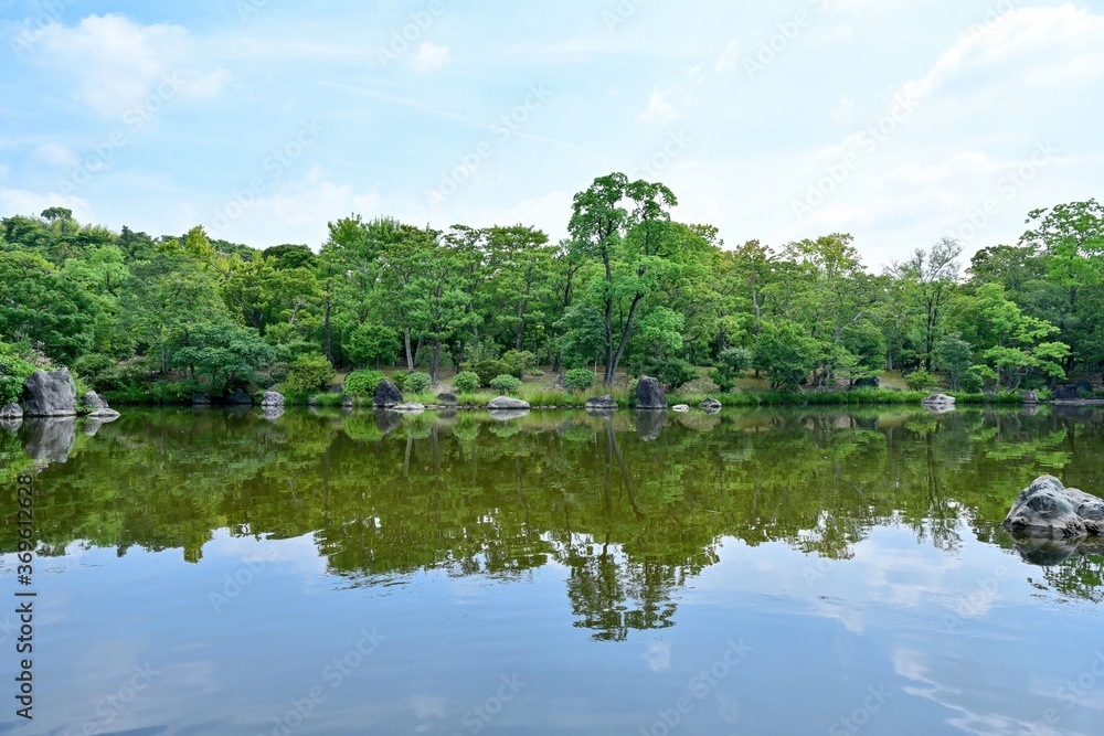 青空バックに新緑に包まれた日本庭園の情景＠大阪