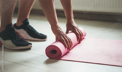 Fotografie Side view photo of a caucasian person in sportswear finishing his yoga procedure