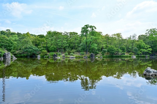 青空バックに新緑に包まれた日本庭園の情景＠大阪 © Scott Mirror