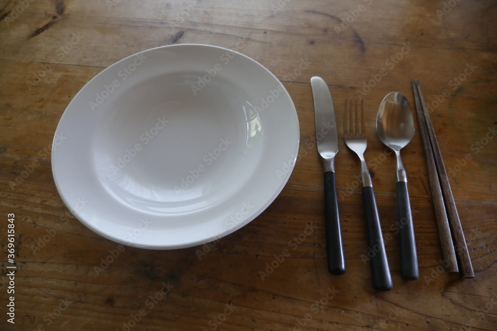 お皿とフォークとスプーンとナイフとお箸