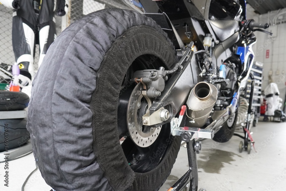 タイヤウォーマーを装着したレーシングバイクのタイヤ/Racing machine with equipped tire warmer