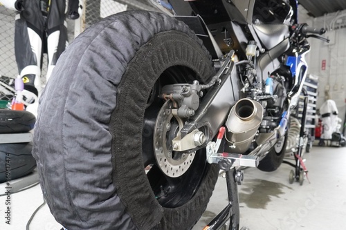 Canvas Print タイヤウォーマーを装着したレーシングバイクのタイヤ/Racing machine with equipped tire warmer