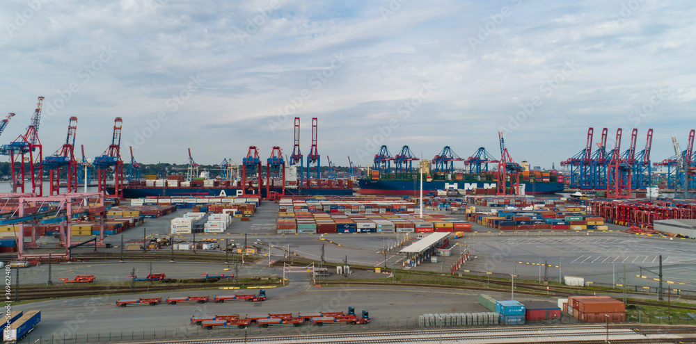 Luftaufnahme vom Container Terminal Eurogate Burchardkai in Hamburg, Beladen und Entladen von diversen Reederei Containern und der Hamburger Güterbahnhof