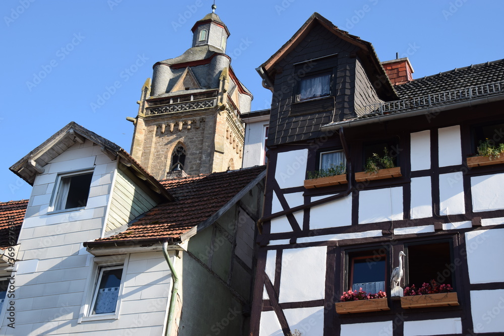 Fachwerkhäuser in Bad Wildungen mit gotischer Kirche im Hintergrund