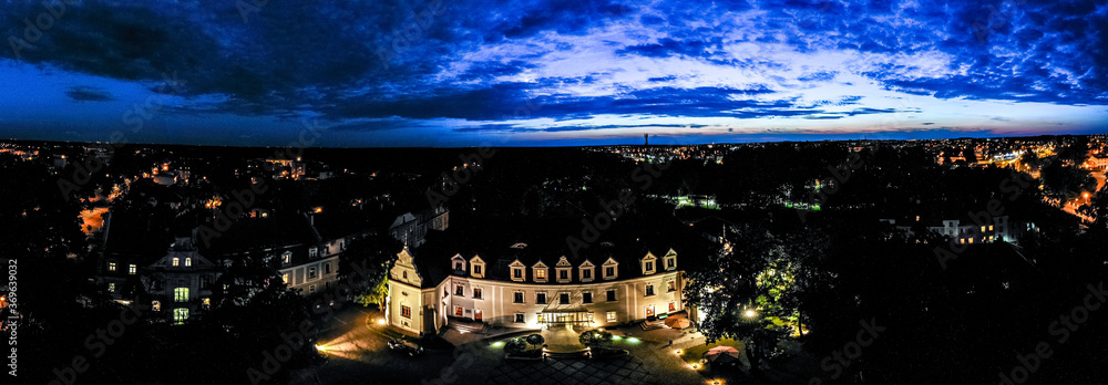 pałac w Lublińcu nocą z lotu ptaka
