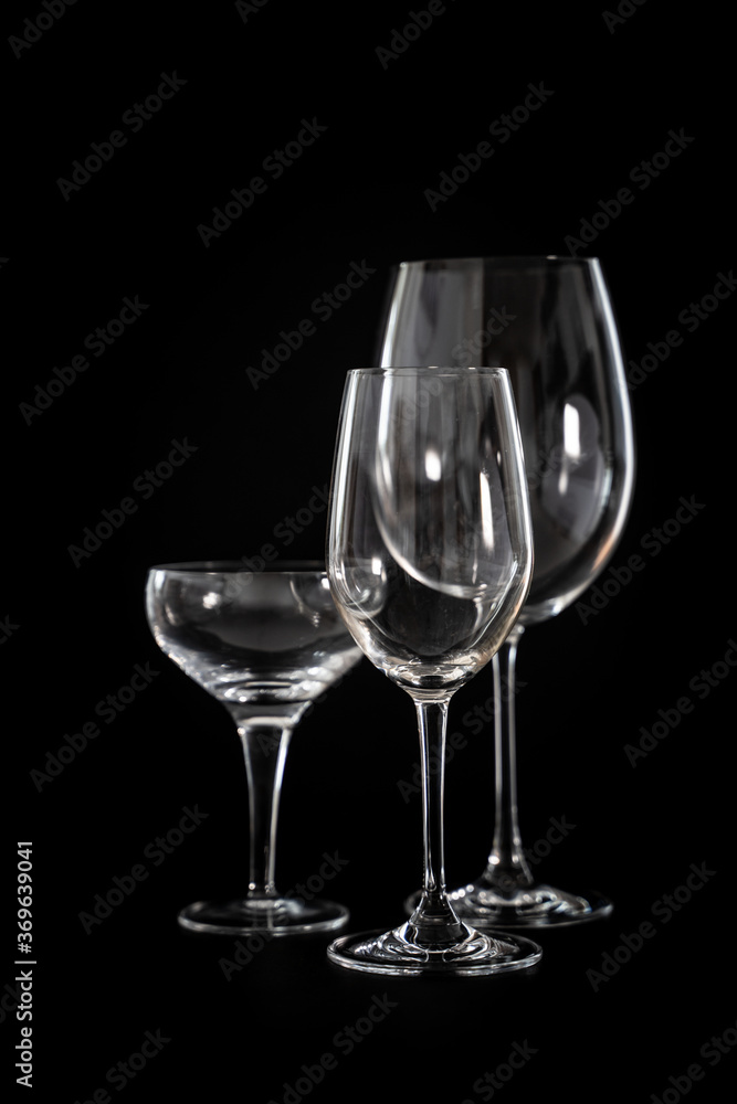 Silueta de copas de vino y champagne sobre fondo negro Silueta de copas de vino y champagne sobre fondo negro