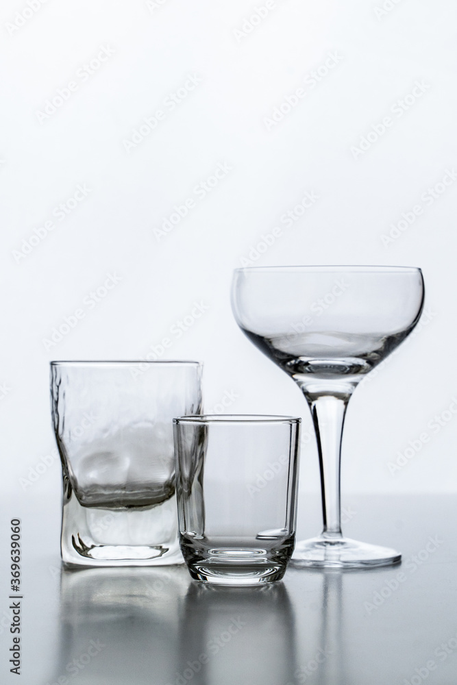 Silueta de copas de vino y vaso de whisky sobre fondo blanco Silueta de copas de vino y vaso de whisky sobre fondo blanco