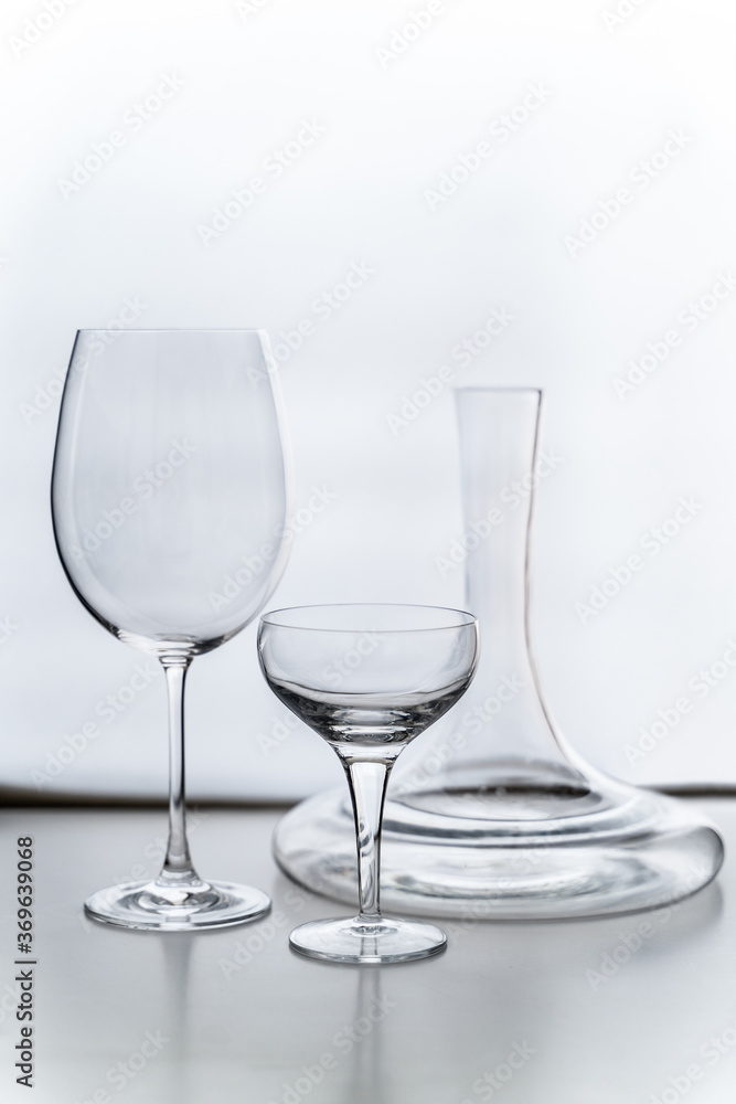 Silueta de copas de vino y decantador sobre fondo blanco Silueta de copas de vino y decantador sobre fondo blanco