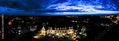 Obraz na płótnie pałac w Lublińcu nocą z lotu ptaka w salonie
