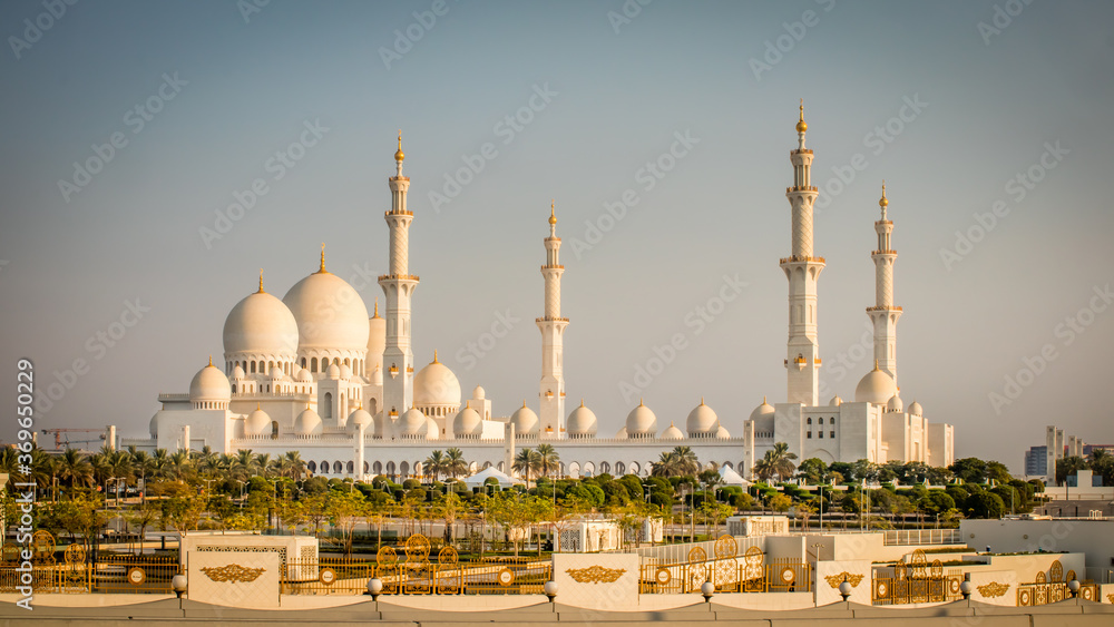 Obraz premium Sheikh Zayed Grand Mosque in Abu Dhabi, the capital city of United Arab Emirates.