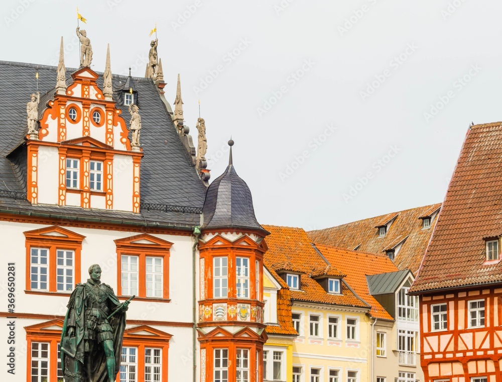 Fototapeta premium Stadthaus und Skulptur Marktplatz Coburg