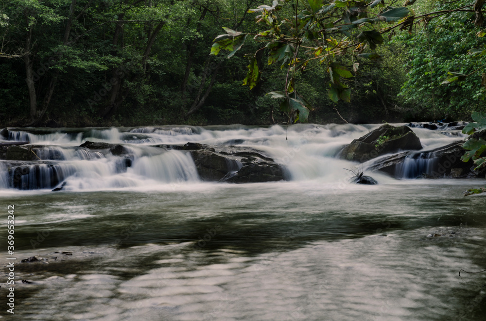 Obraz premium Kaskada na rzece