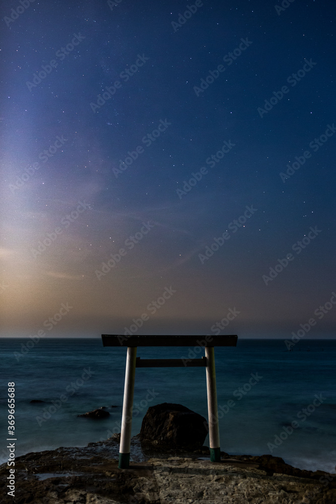 つぶて浦の鳥居と夜空 つぶて浦の鳥居と夜空