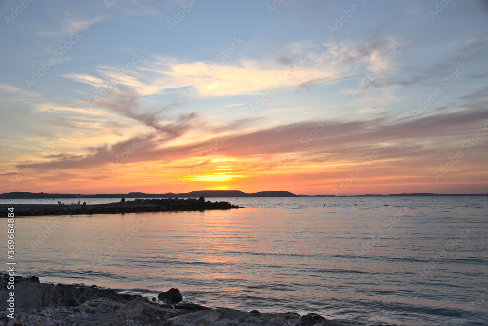 Fototapeta premium Coucher de soleil sur l'étang de Berre