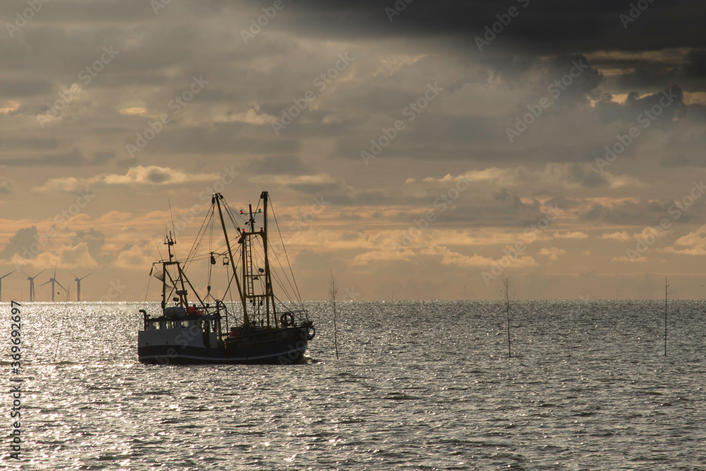 Krabbenkutter bei der Ausfahrt aus dem Hafen
