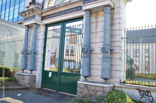 Entrée du Musée des canonniers sédentaires à Lille est ses quatre fûts de canon dressés photo